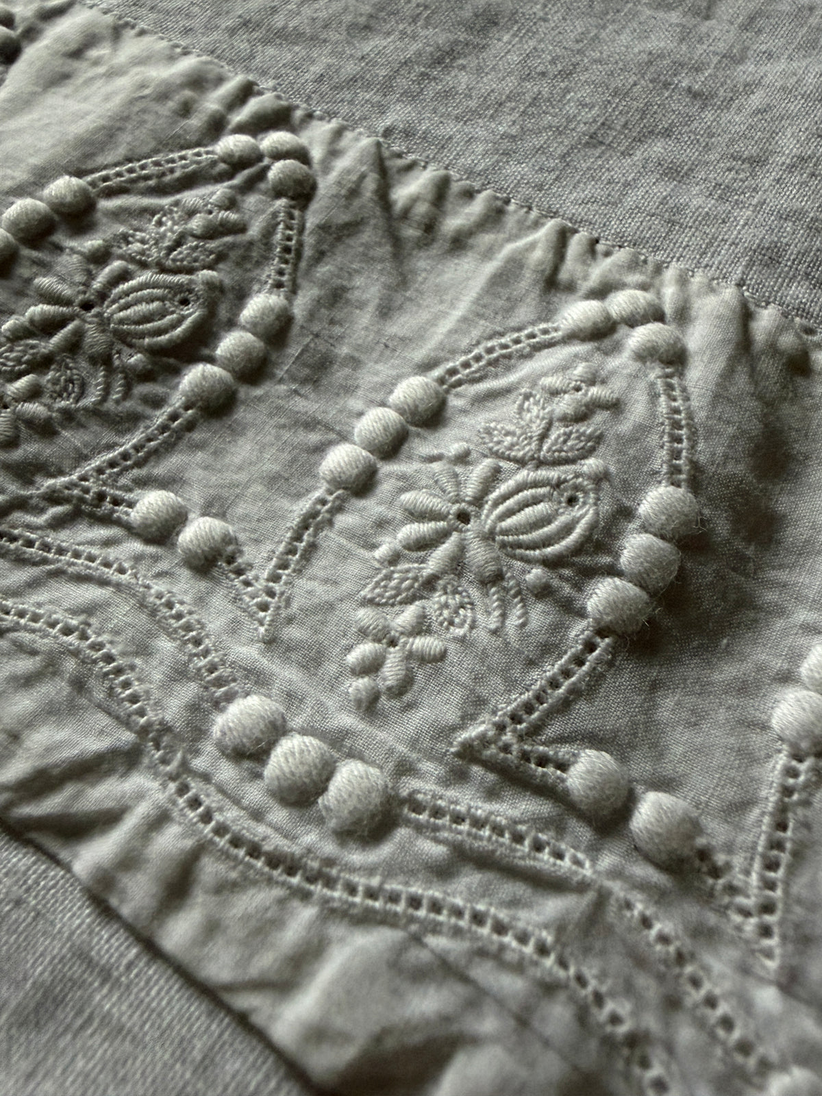 小花刺繍のベビー用ベッドリネン