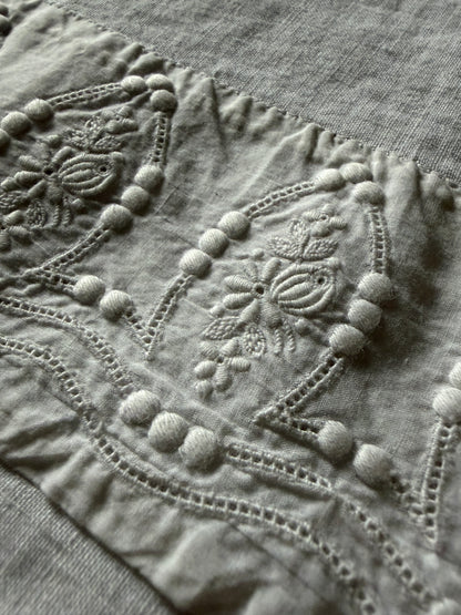 小花刺繍のベビー用ベッドリネン