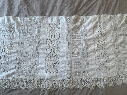 レースと刺繍の飾り布