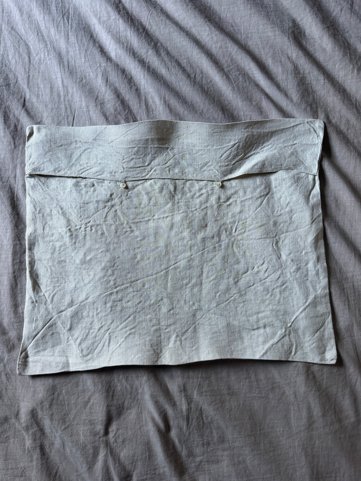 ヤドリギの刺繍のクッションカバー