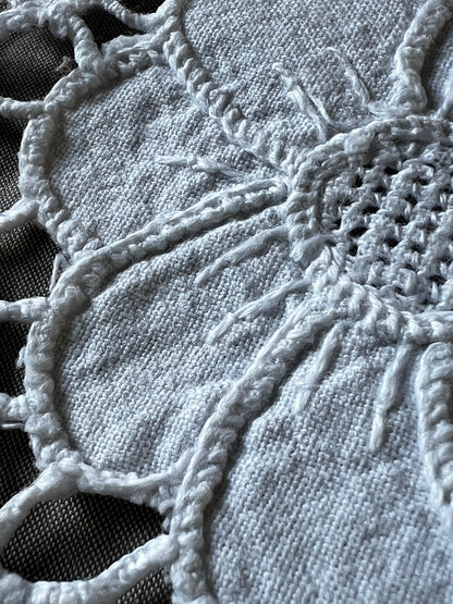 カットワークドイリー