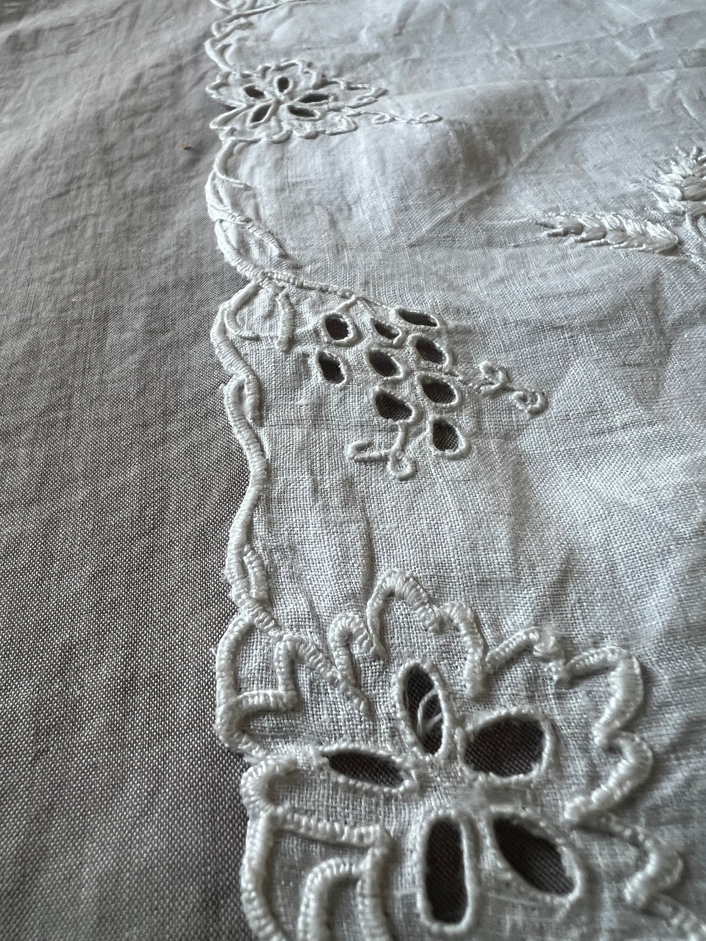 白刺繍のクロス(聖杯)