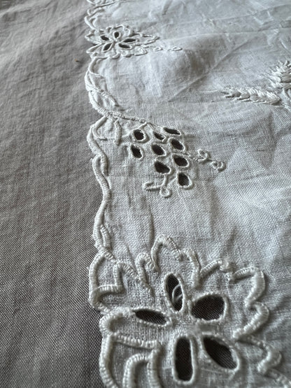 白刺繍のクロス(聖杯)