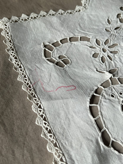 カットワーク刺繍テーブルセンター