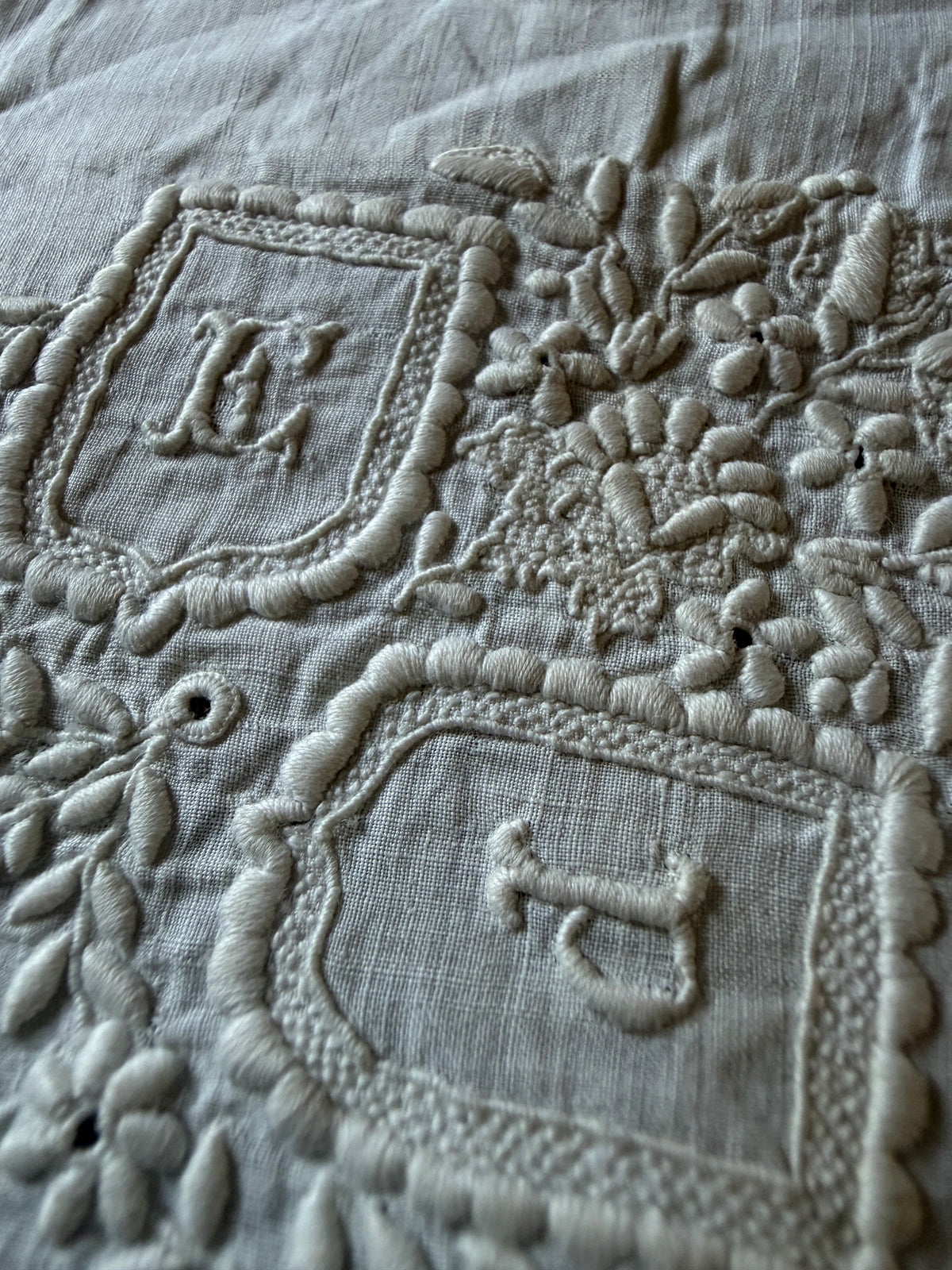 モノグラム刺繍ハンカチ