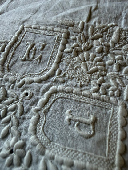 モノグラム刺繍ハンカチ
