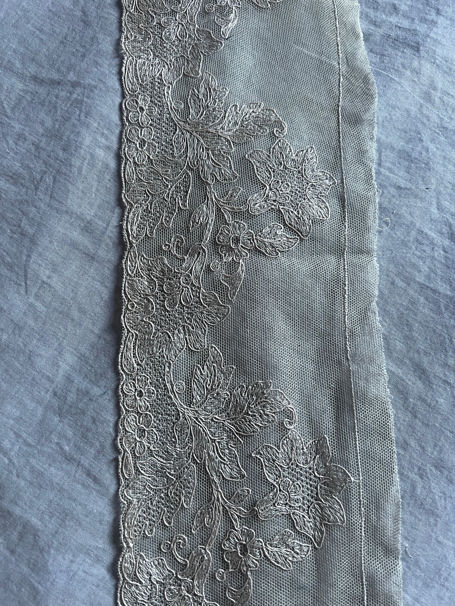 チュール刺繍レース