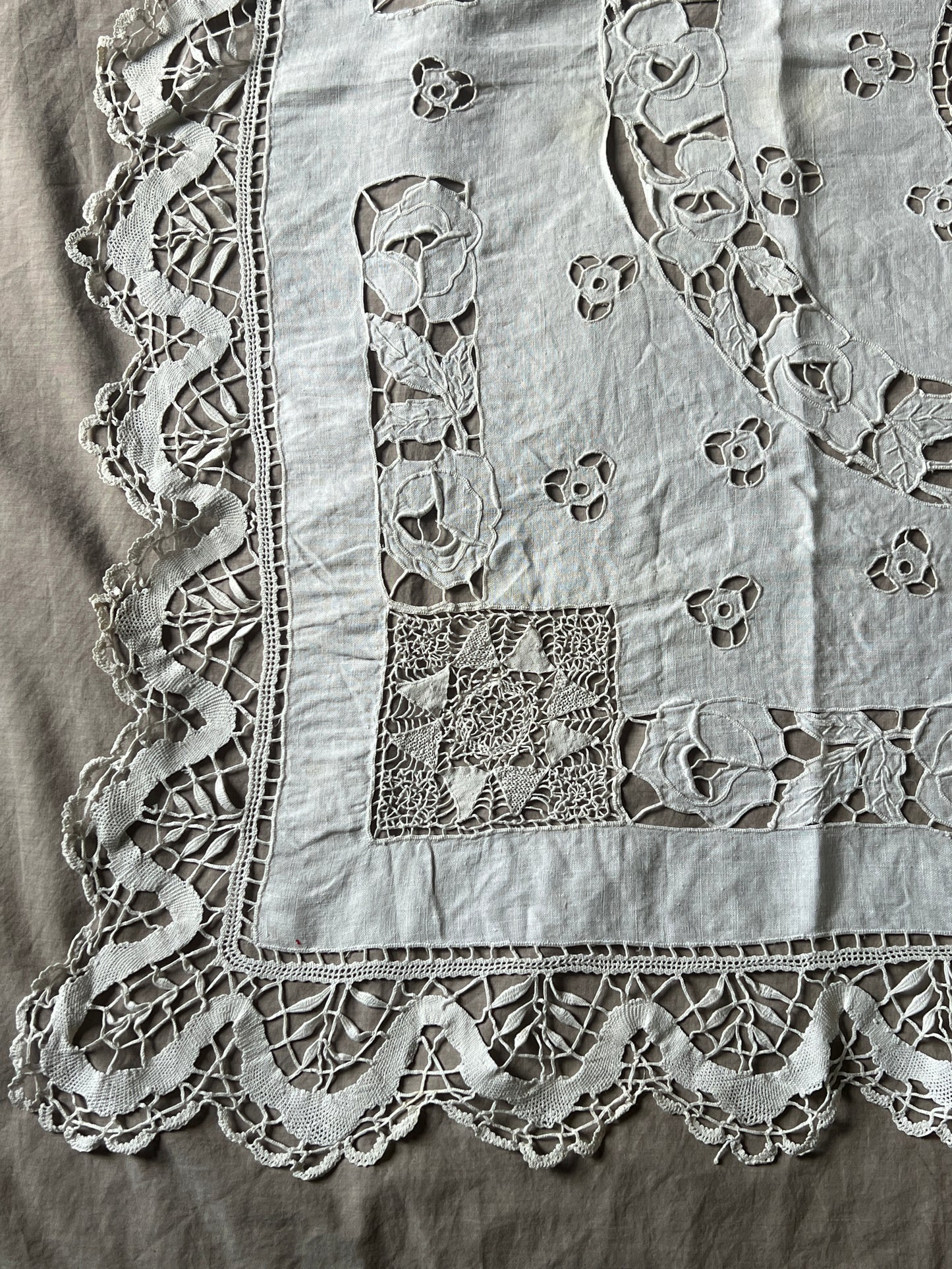 レースと刺繍の大判クロス