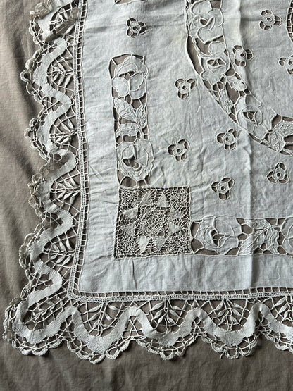 レースと刺繍の大判クロス