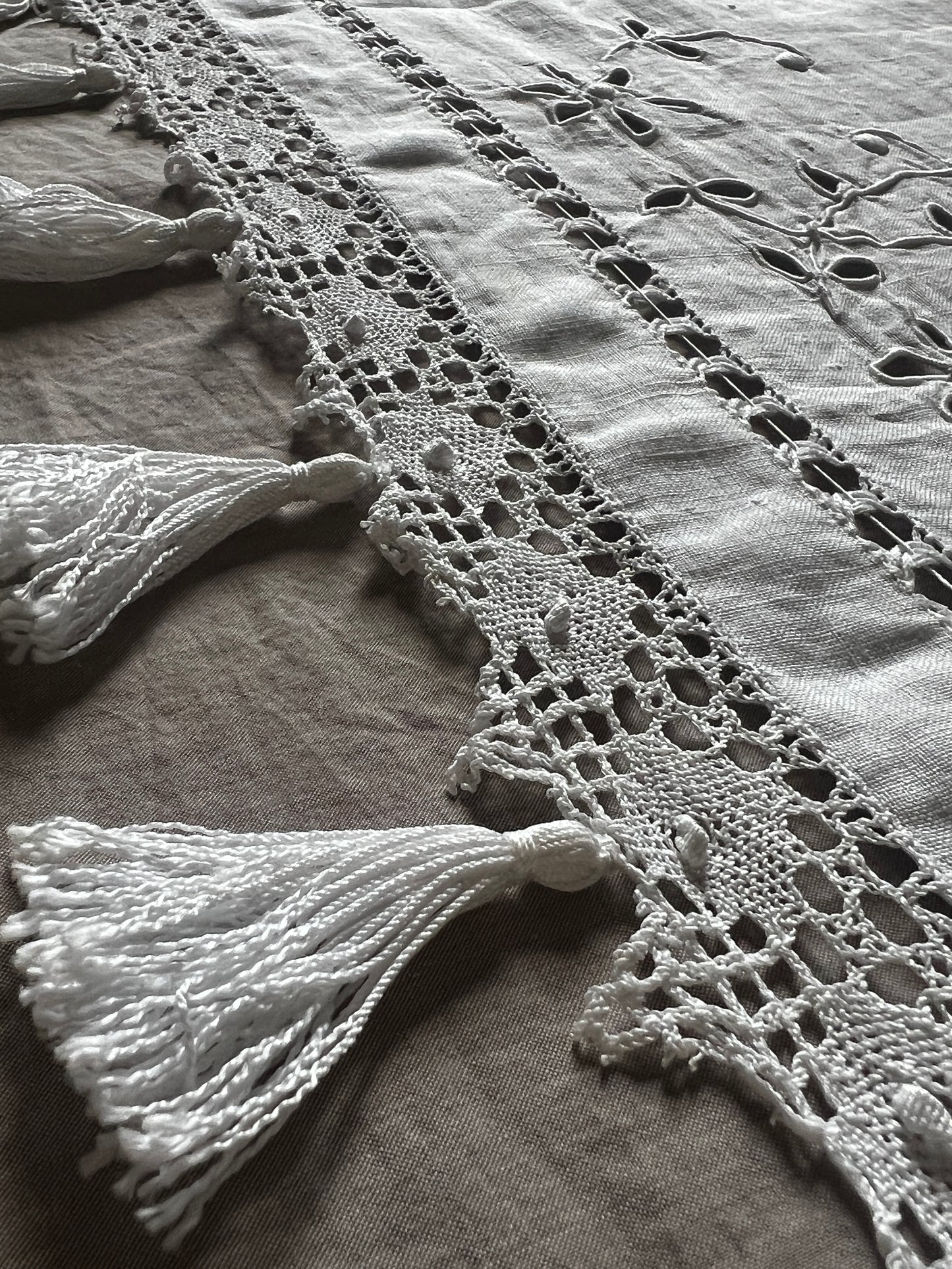 刺繍とレースの棚飾り