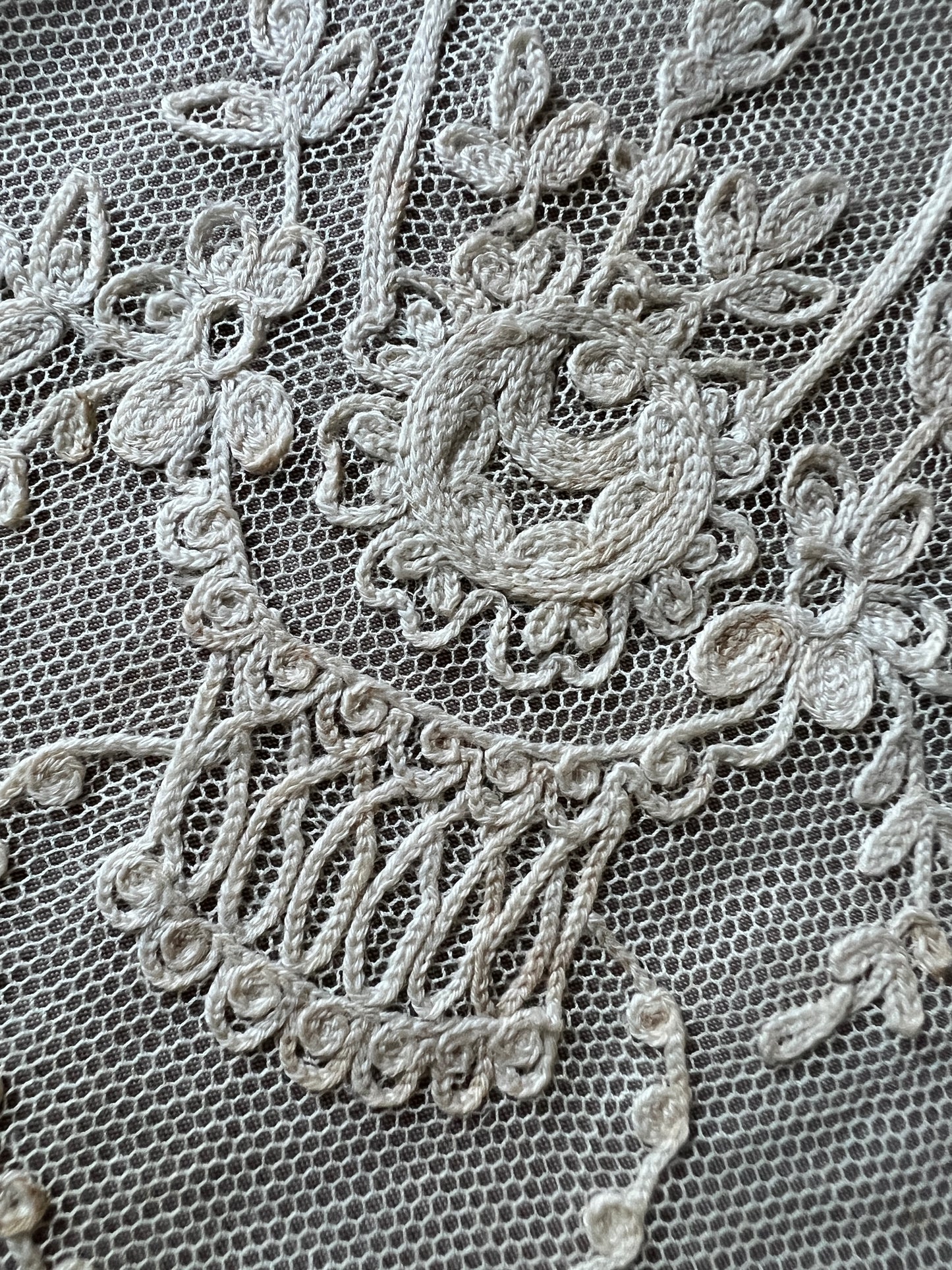 チュール刺繍レースのミニカーテン