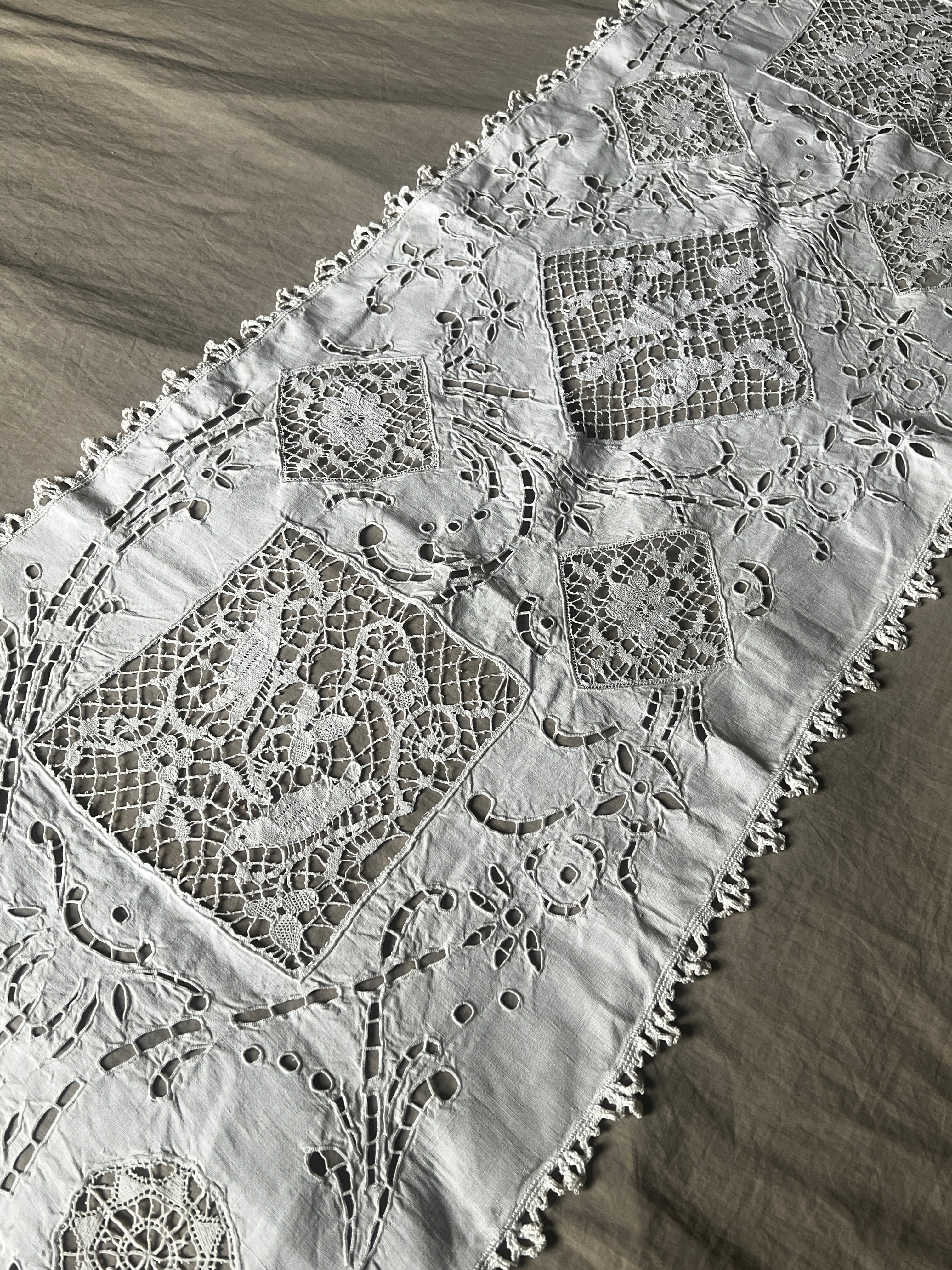 刺繍とレースの飾り布(鳥) – France Antique 銀色アンティーク