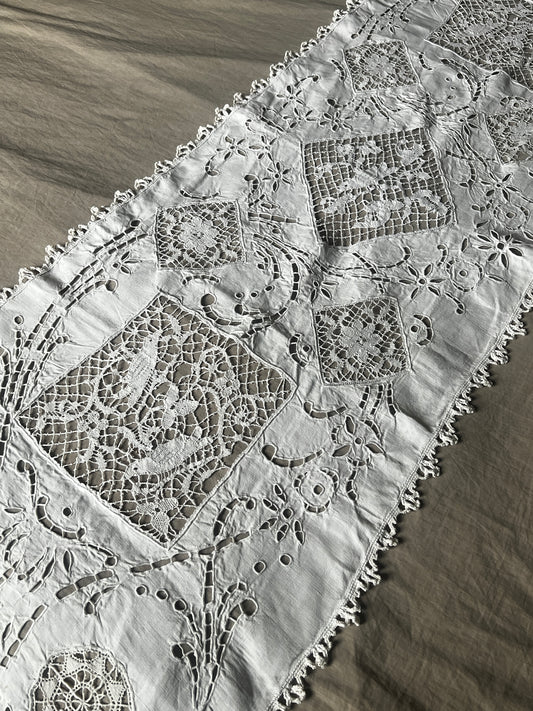 刺繍とレースの飾り布(鳥)