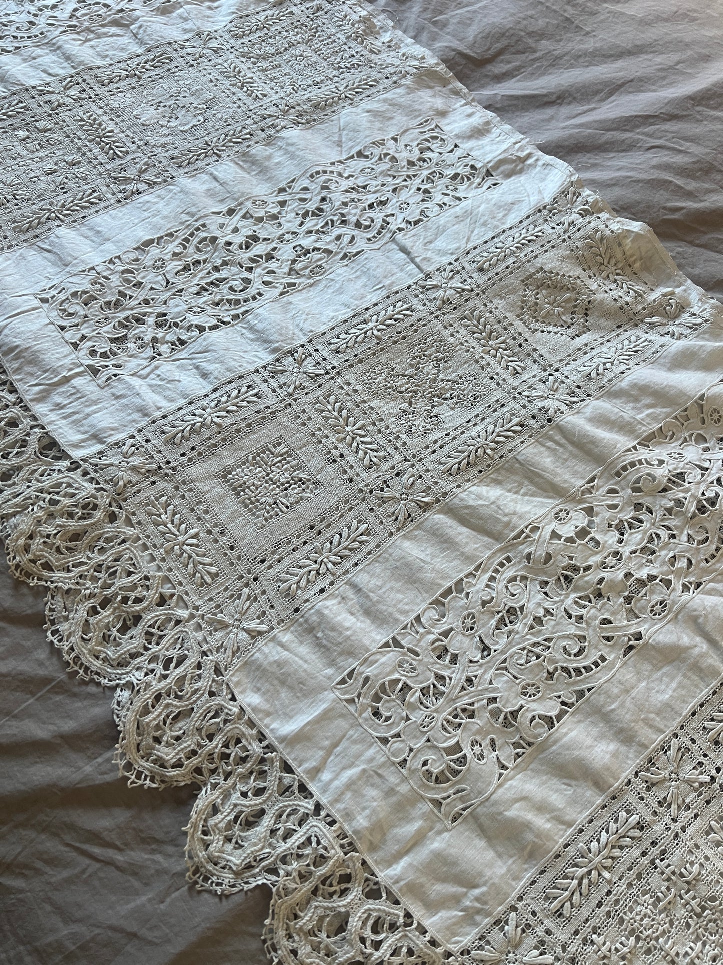 レースと刺繍の飾り布