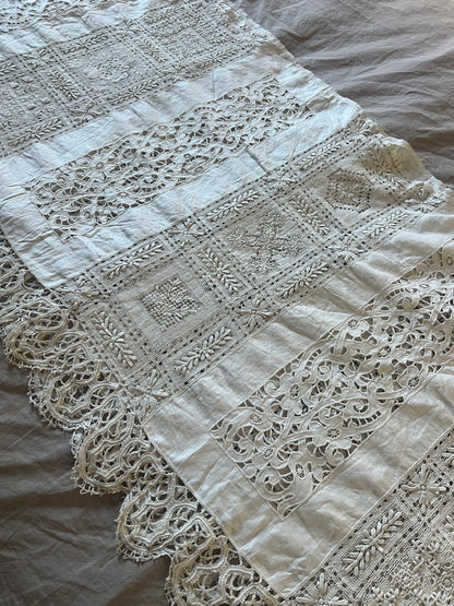 レースと刺繍の飾り布