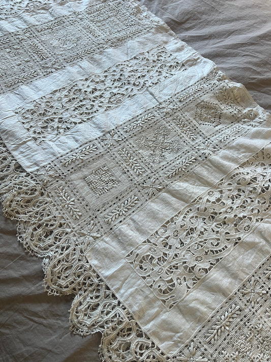 レースと刺繍の飾り布