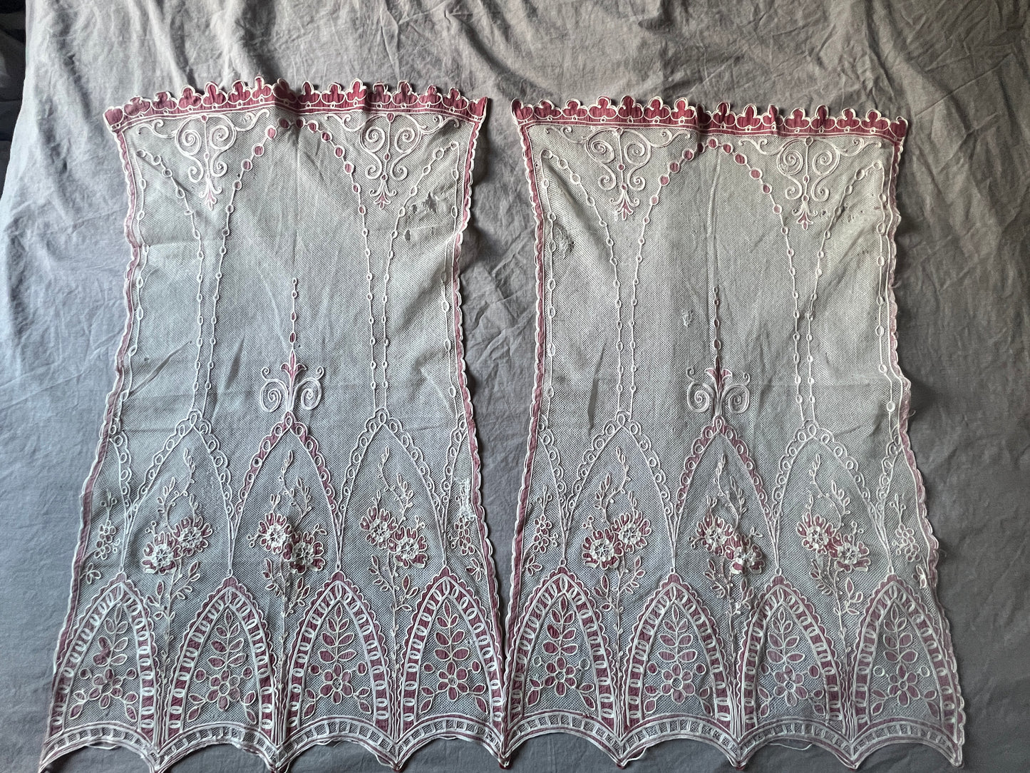 コルネリー刺繍のチュールカーテンペアセット