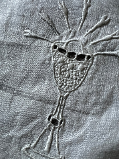 白刺繍のクロス(聖杯)
