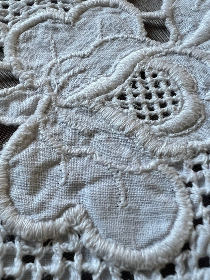 白刺繍円形クロス