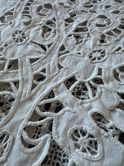 レースと刺繍の飾り布