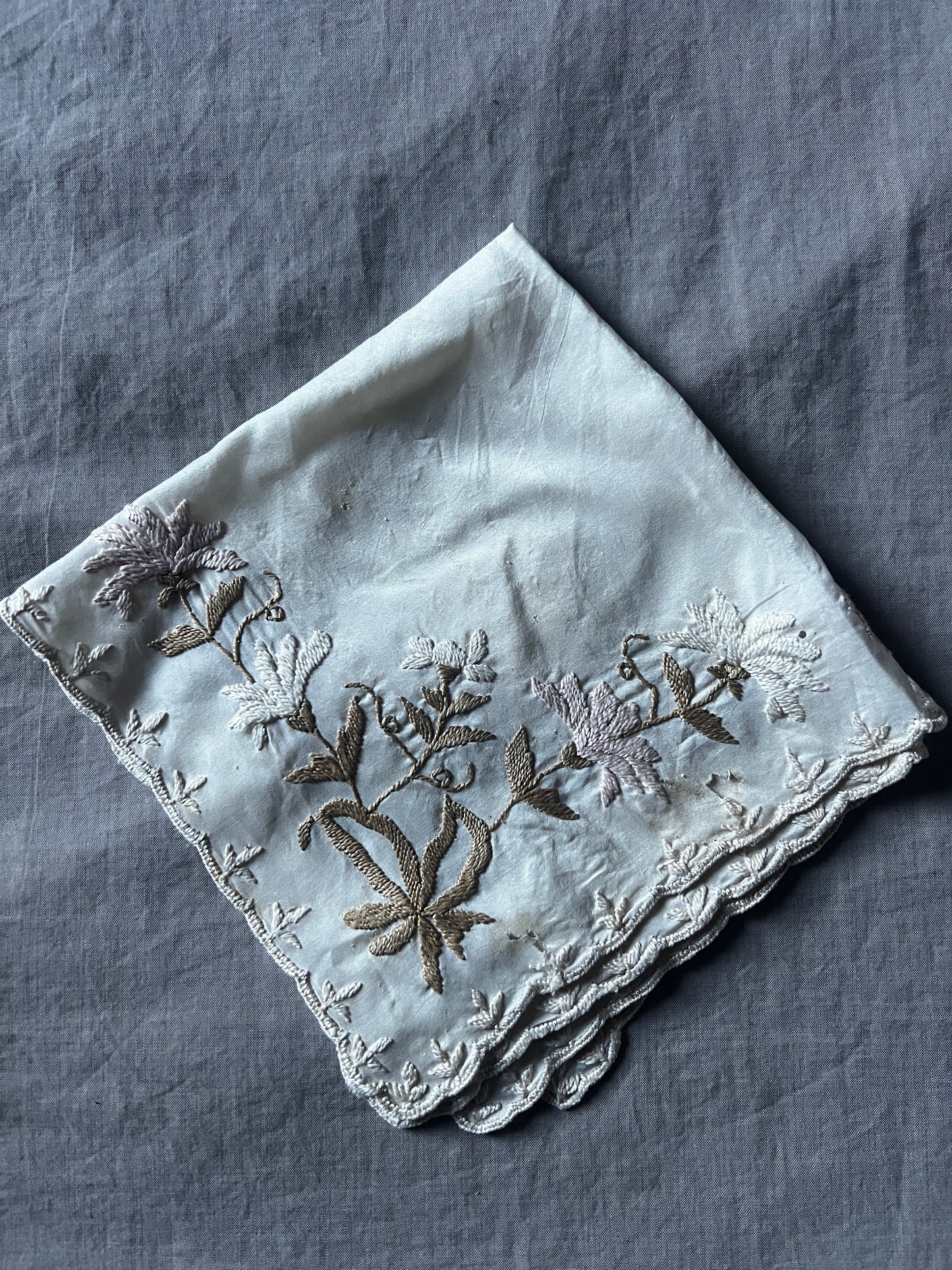 シルクサテンの刺繍ハンカチ