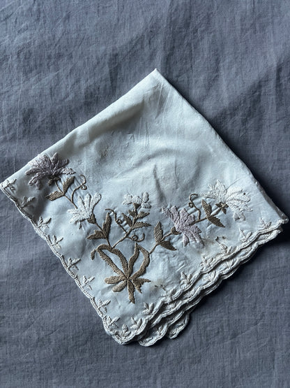 シルクサテンの刺繍ハンカチ
