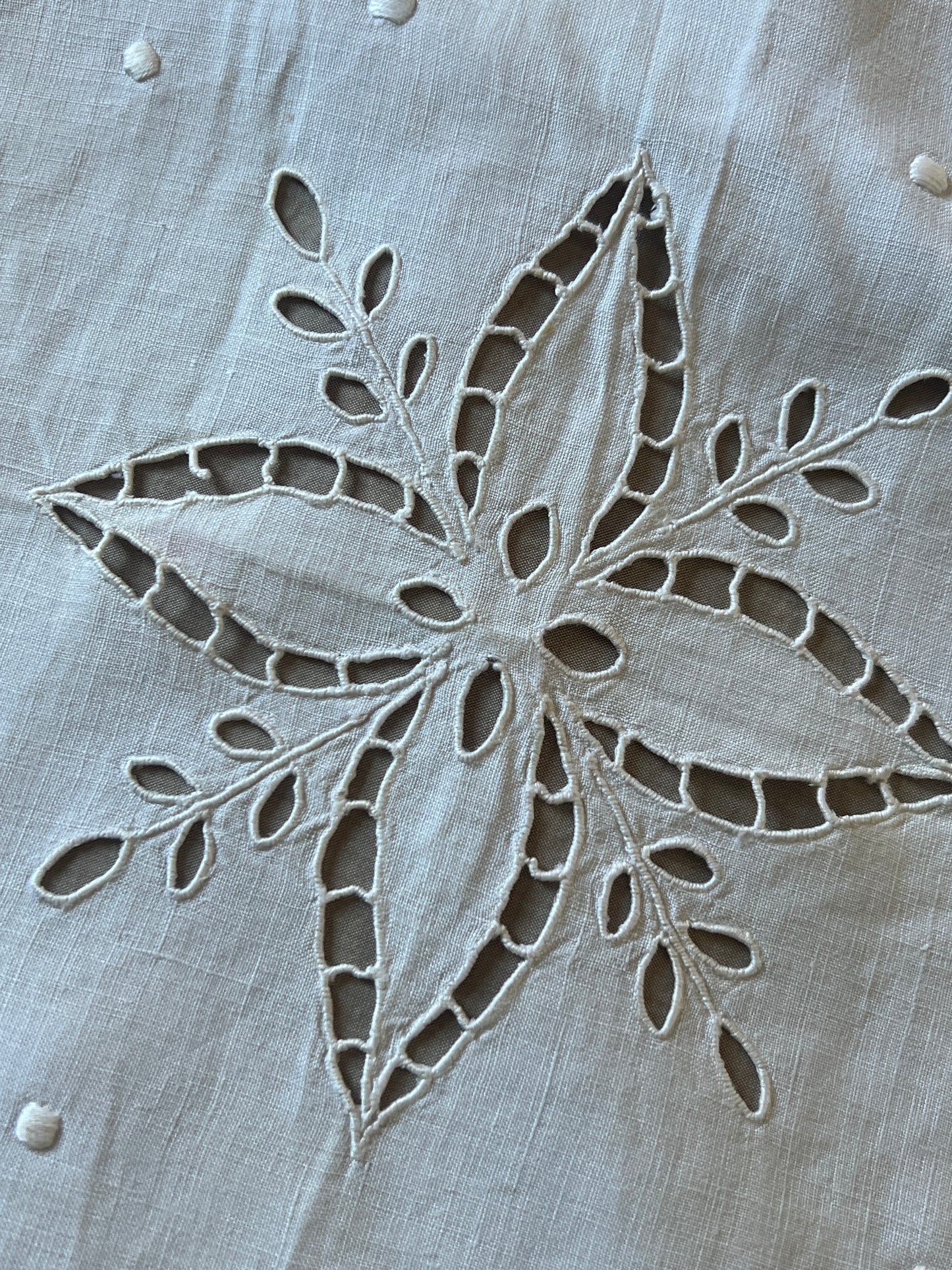 カットワーク刺繍クロス