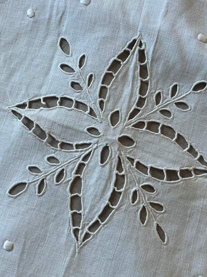 カットワーク刺繍クロス