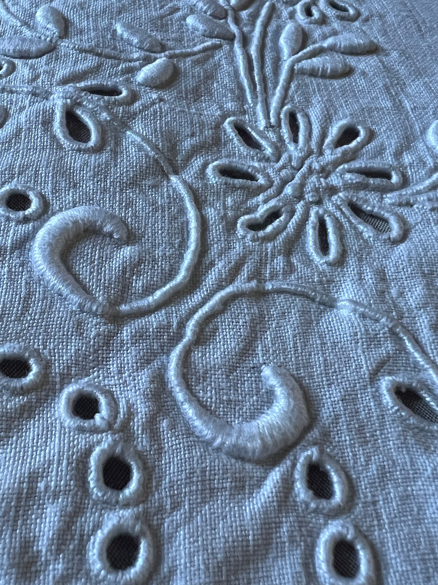 カットワーク刺繍の正方形クロス