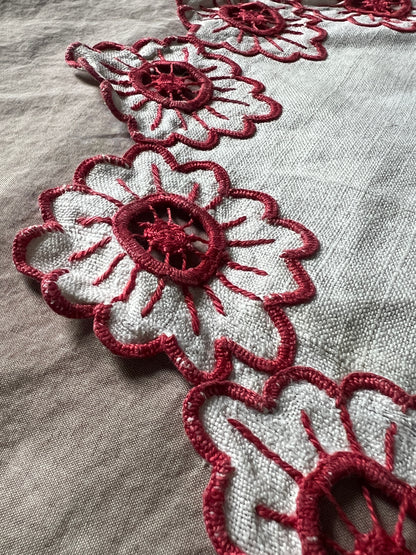 赤糸刺繍ドイリー