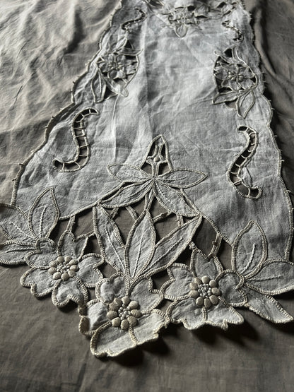 カットワークテーブルセンター