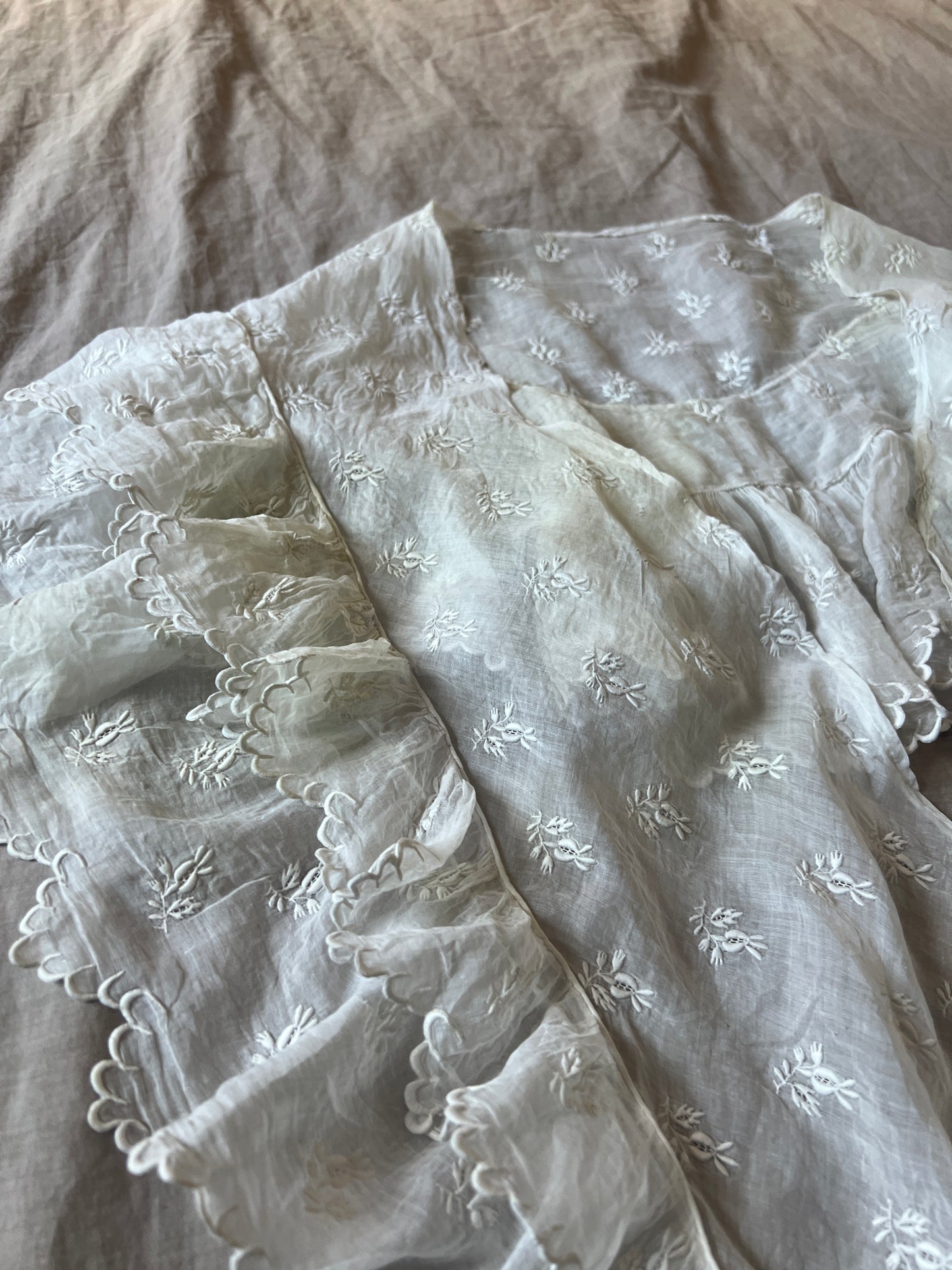 白刺繍フリルショール
