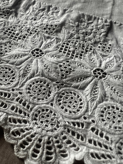 刺繍レースの飾り布