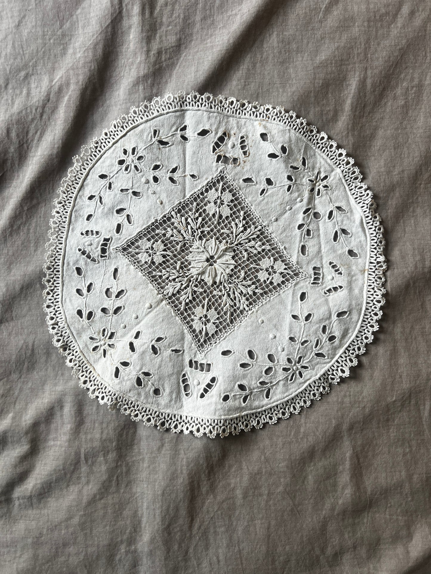 レースと刺繍のドイリー