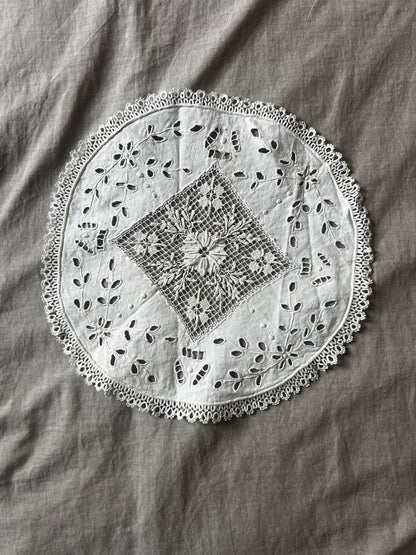 レースと刺繍のドイリー