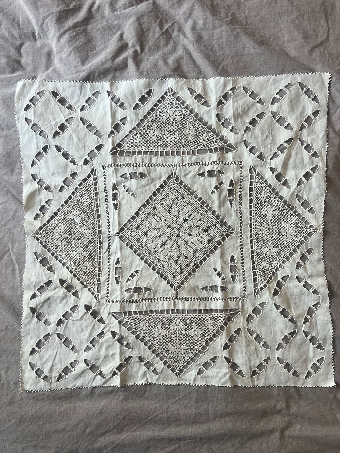 レースと刺繍の飾り布