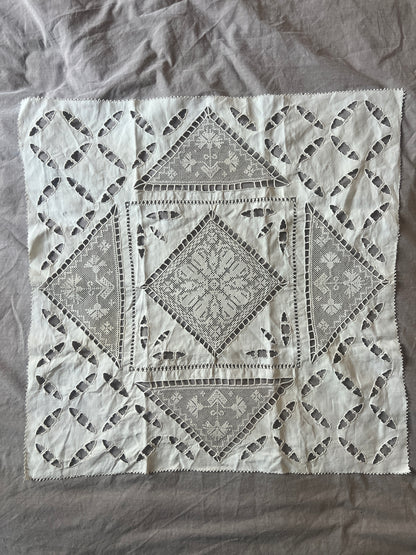 レースと刺繍の飾り布
