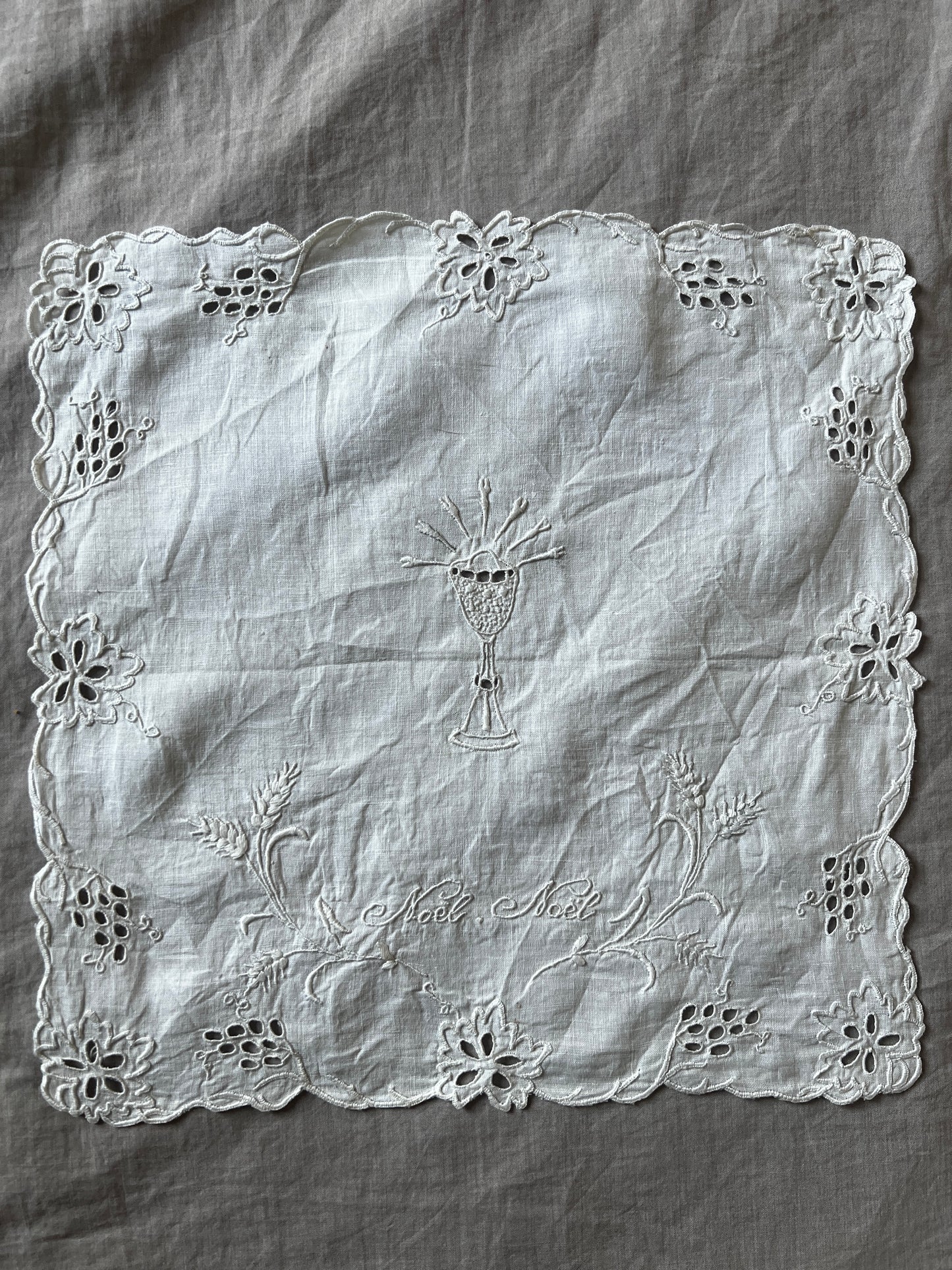 白刺繍のクロス(聖杯)