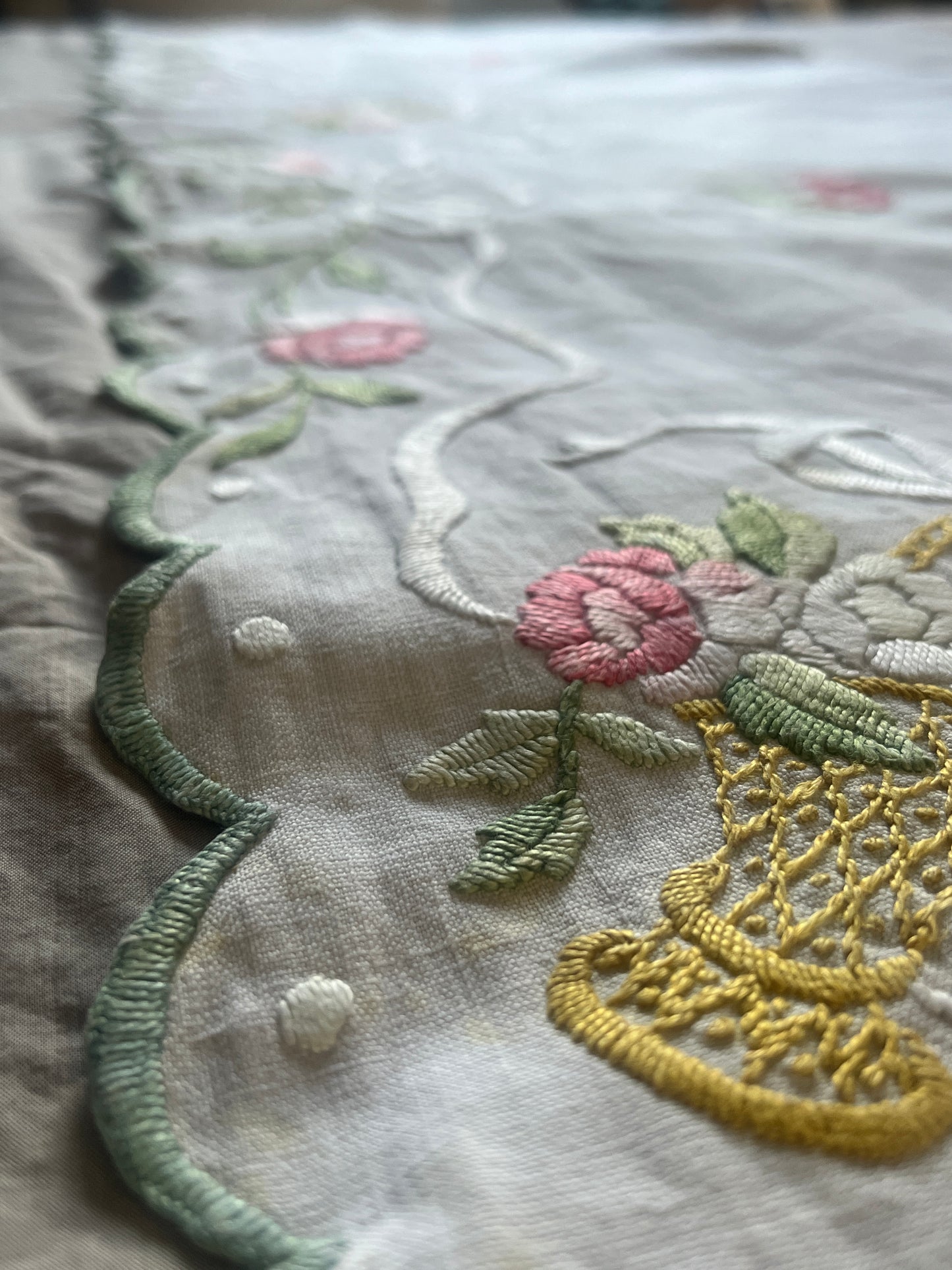 花の刺繍の棚飾り