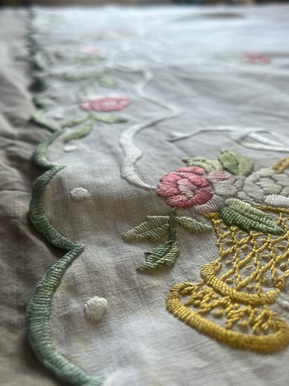 花の刺繍の棚飾り