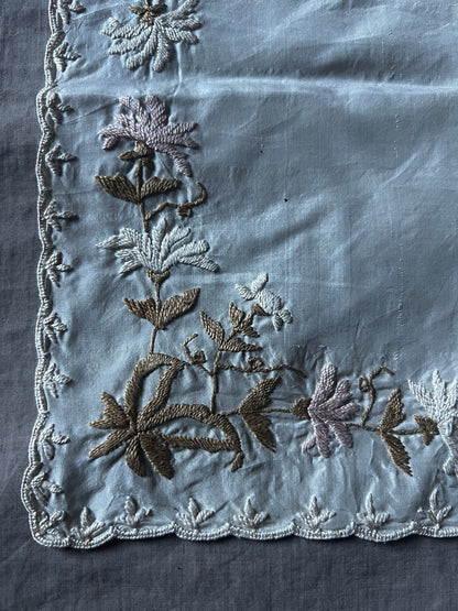 シルクサテンの刺繍ハンカチ
