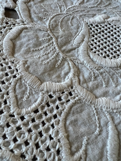 白刺繍円形クロス