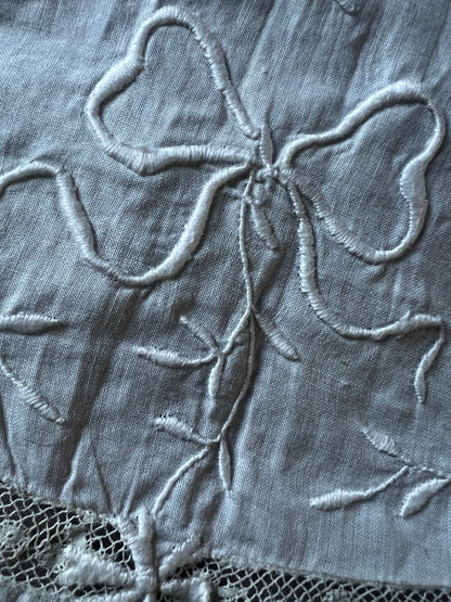 白刺繍とレースの端布