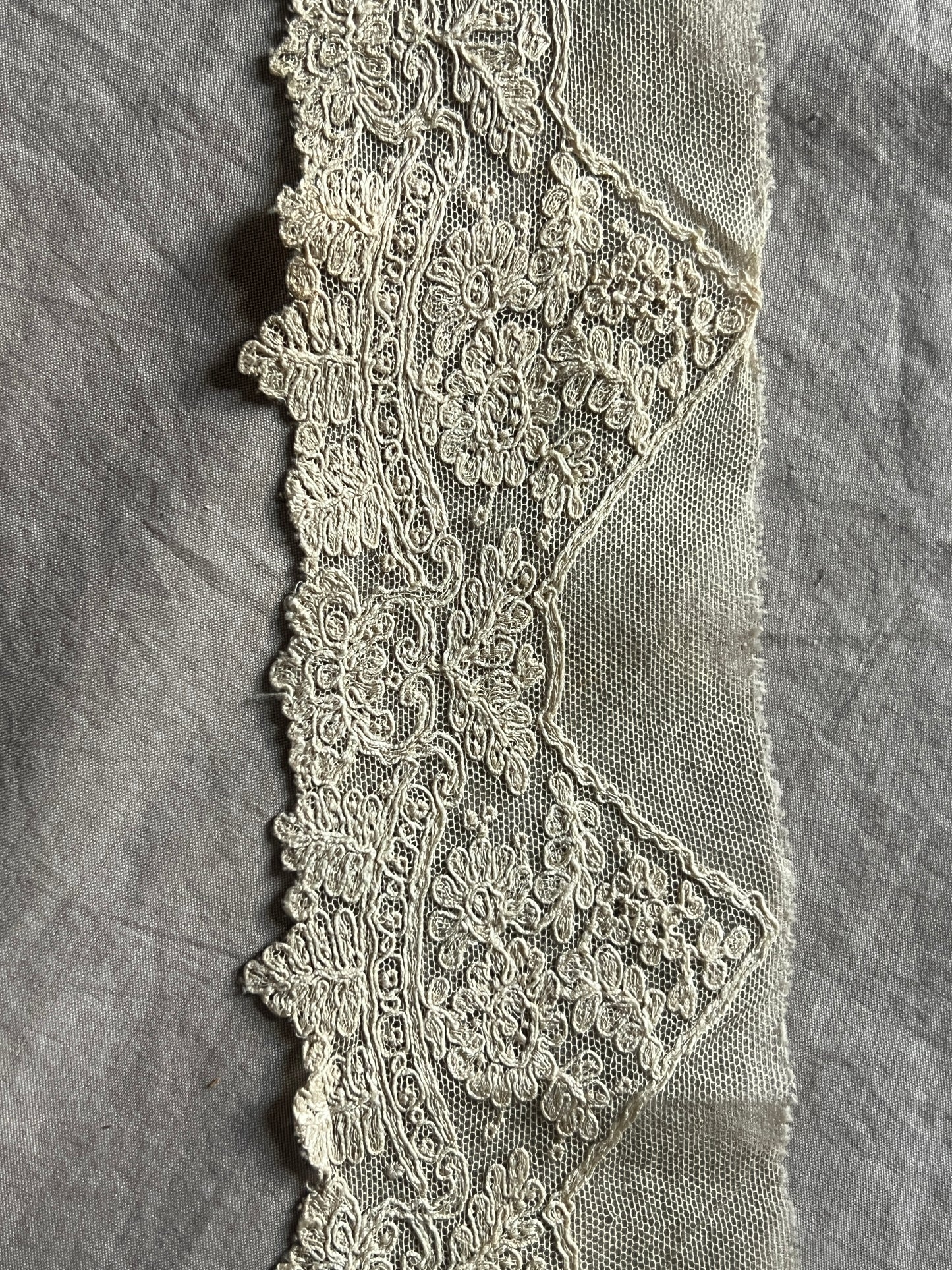 チュール刺繍レース