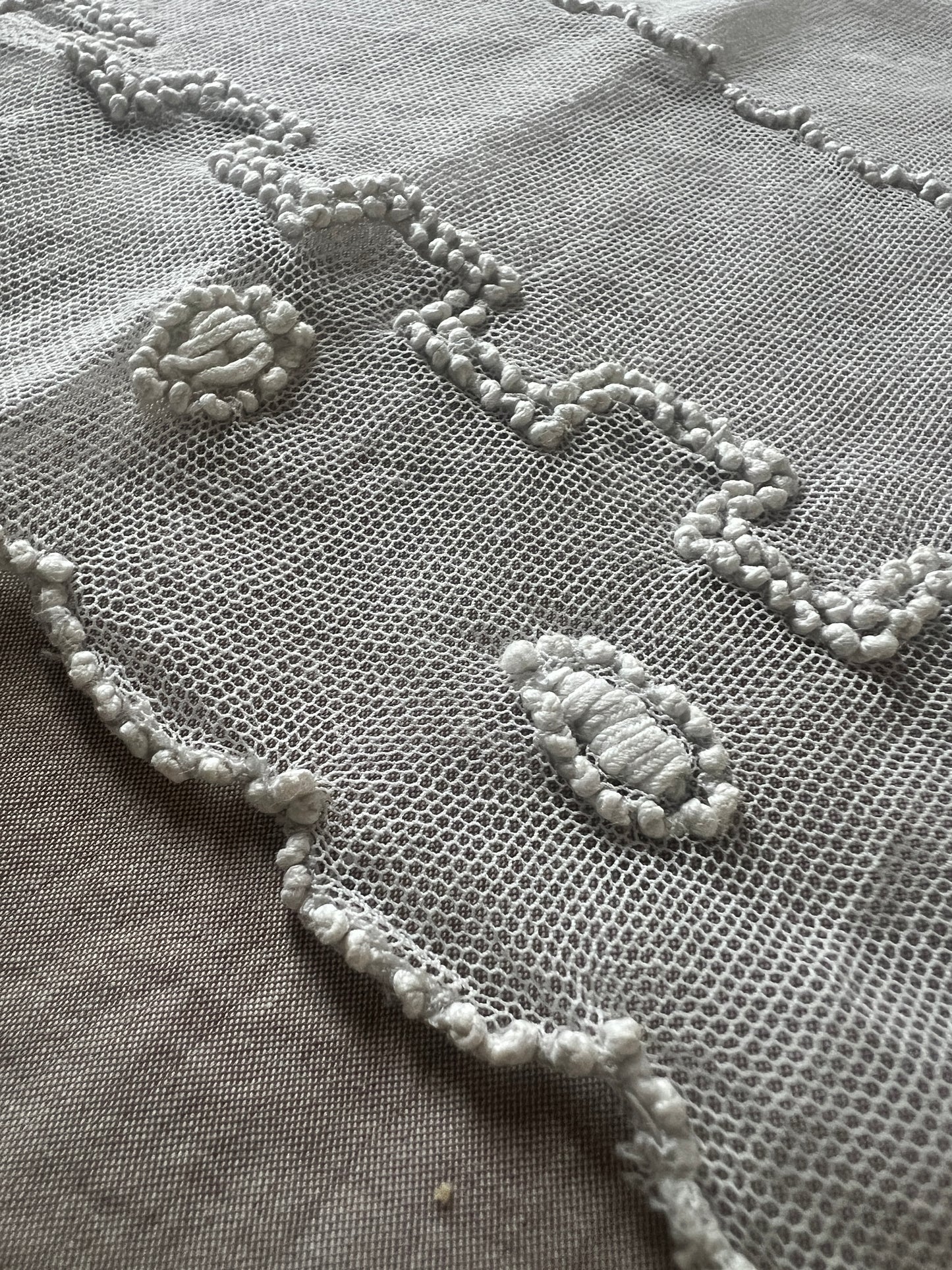 チュール刺繍レース