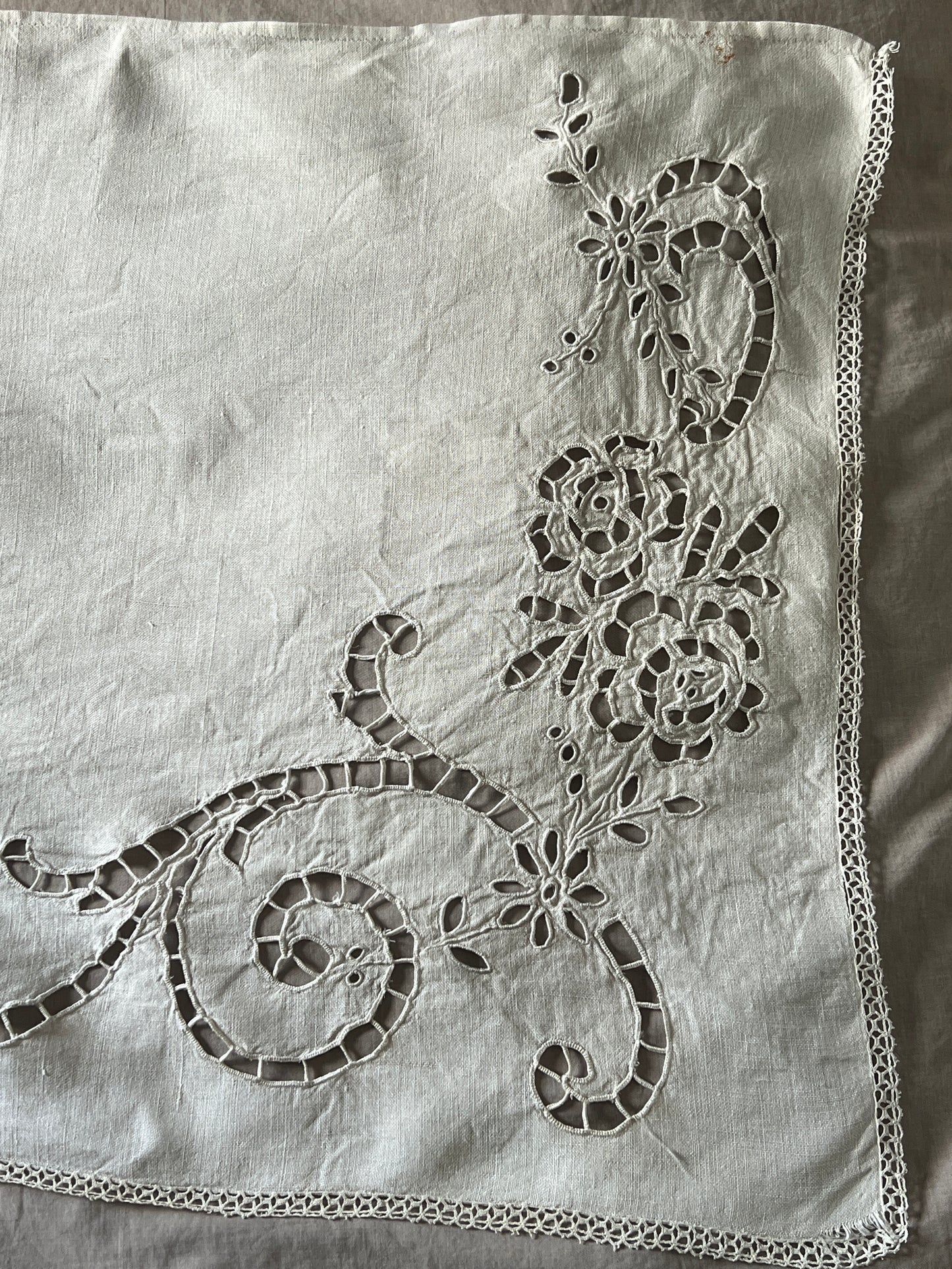 カットワーク刺繍棚飾り
