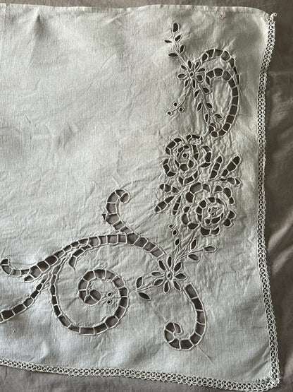 カットワーク刺繍棚飾り