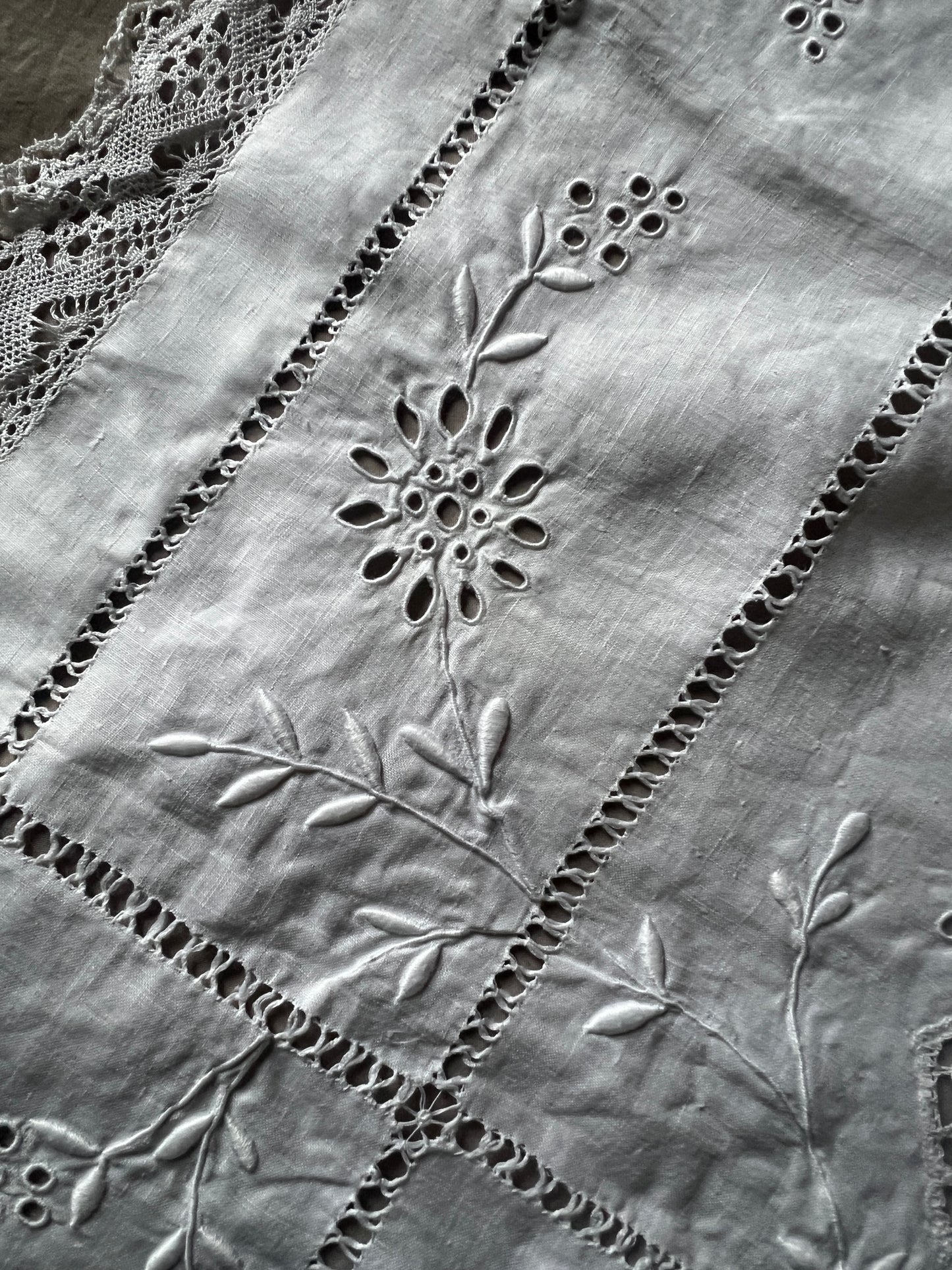 レースと刺繍のクロス