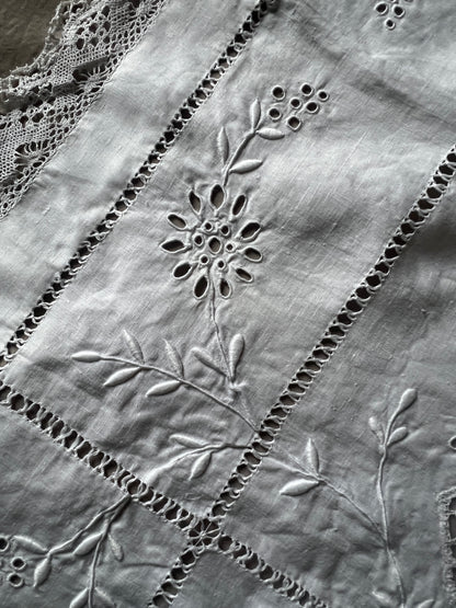 レースと刺繍のクロス