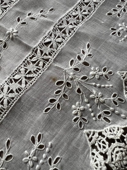 刺繍とレースのクロス